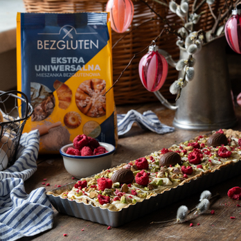 Mazurek bezglutenowy z pistacją, malinami i białą czekoladą